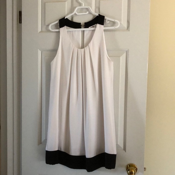 White flowy dress - Picture 2 of 10